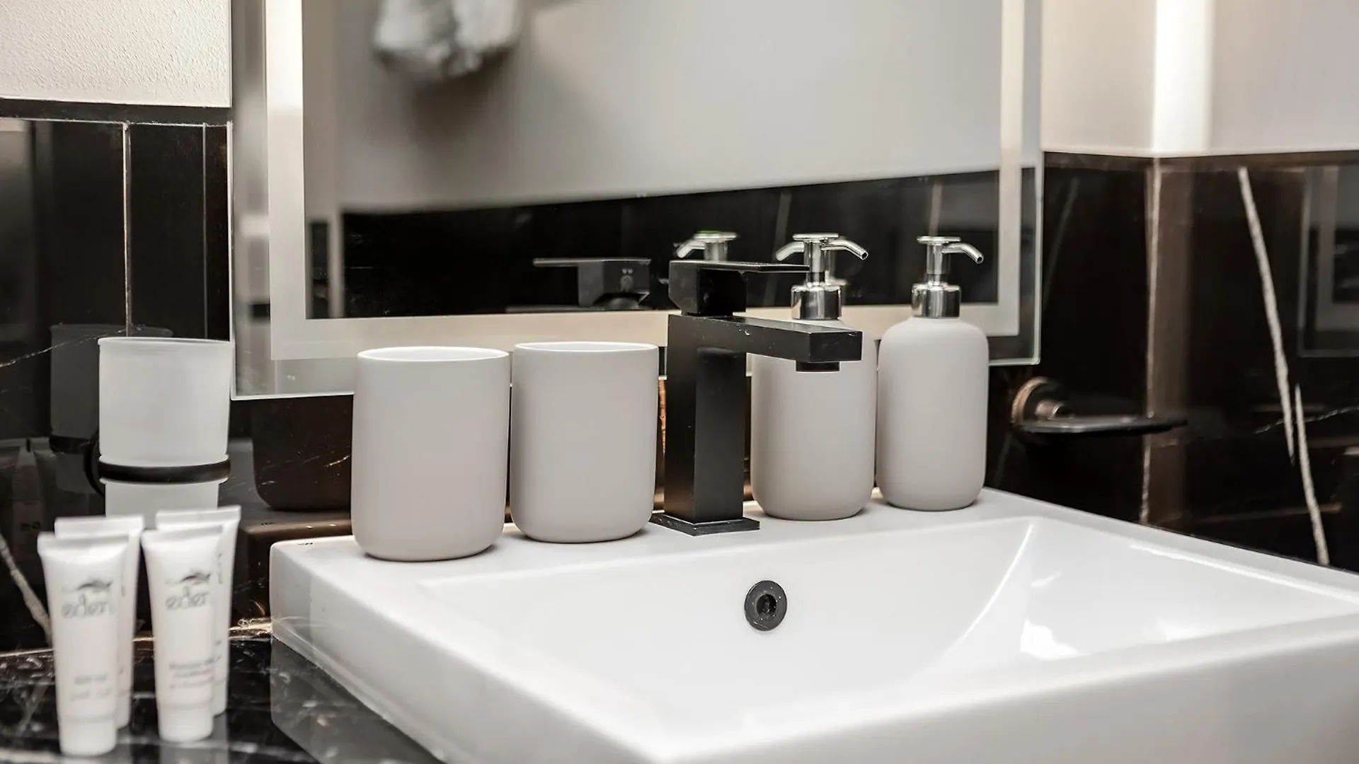 Sophisticated Binghatti Canal Dubai Appartamento